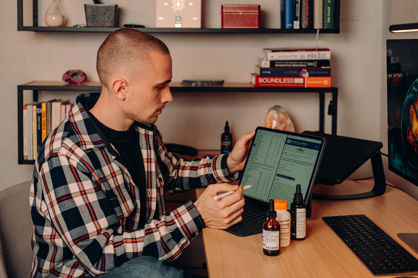 Lukáš Rusek při práci s vědeckou literaturou